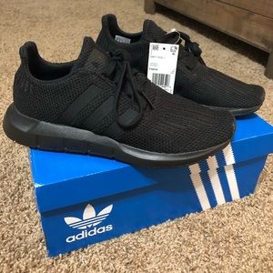 black adidas (swift run j)